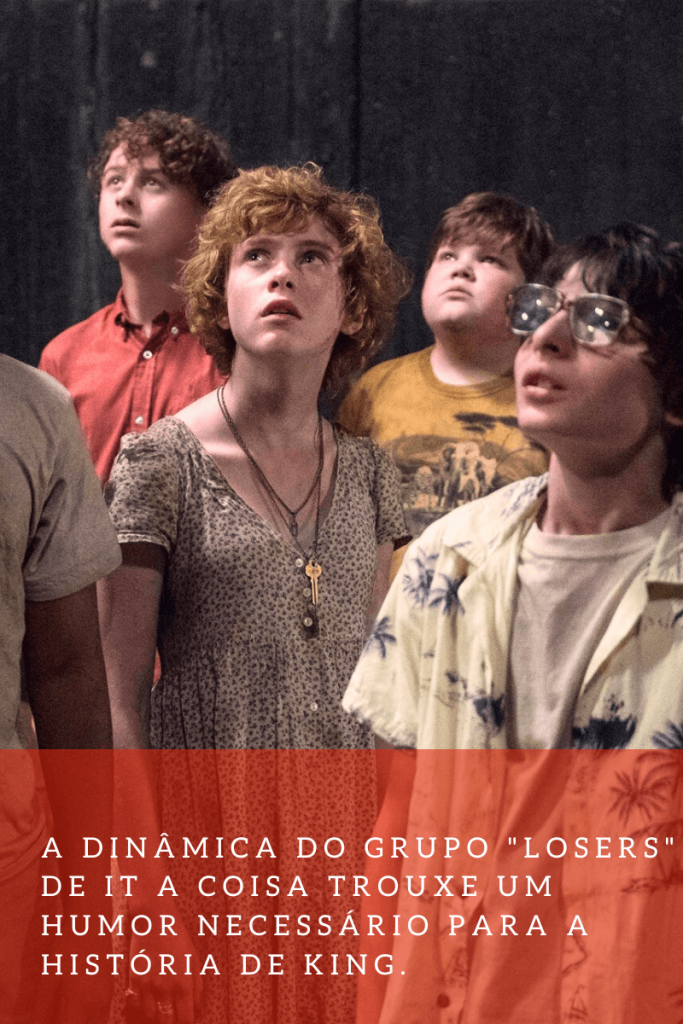 Grupo dos losers de It a Coisa, onde três meninos e uma menina olham para cima assustados.