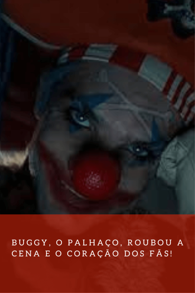 Homem vestido de palhaço, com pele branca, nariz vermelho, olhos penetrantes, chapéu laranja e azul.